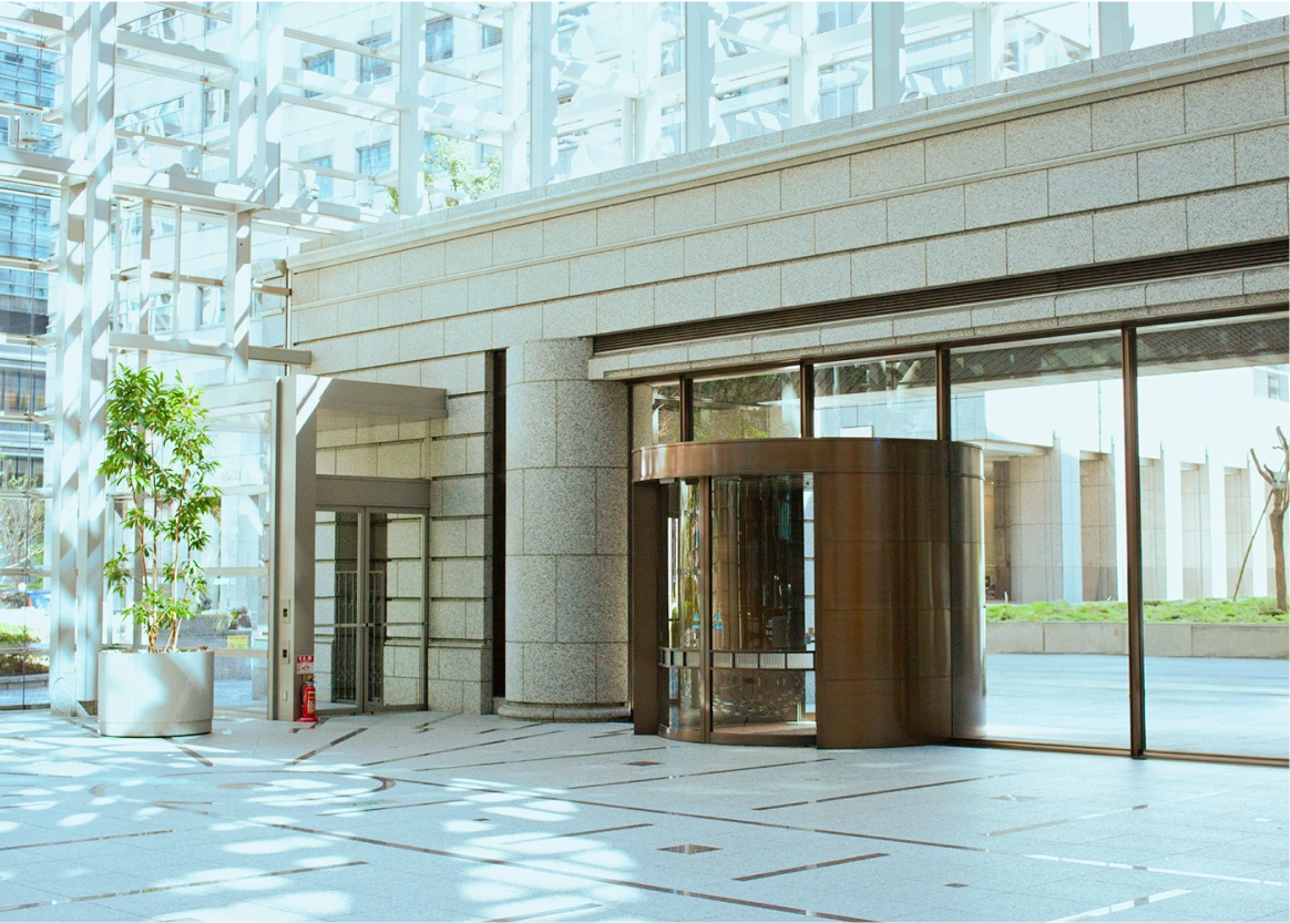 商業施設、オフィスビル、公共施設などの施設警備も対応しています